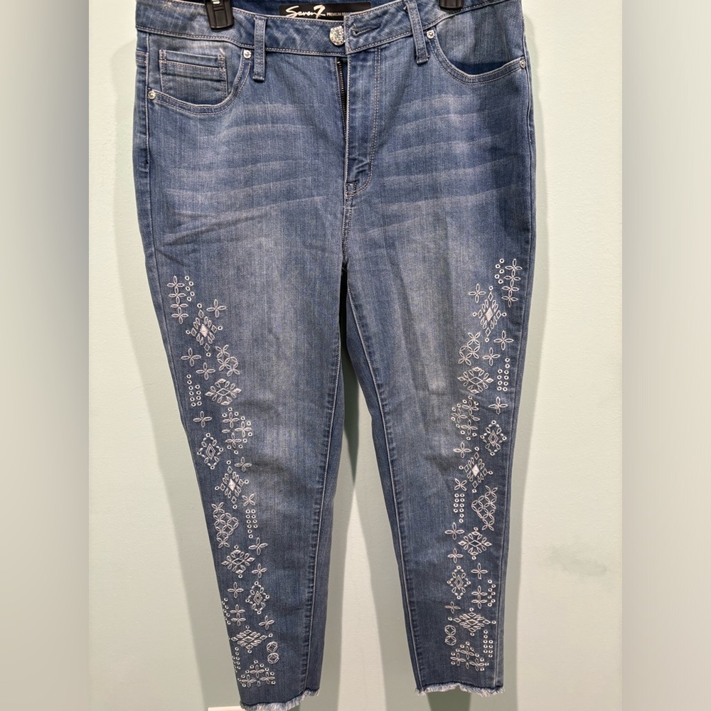 Seven7 brand embroidered jeans NWOT